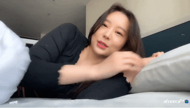 눕방하는 여캠 ㄲㅈ 노출될뻔