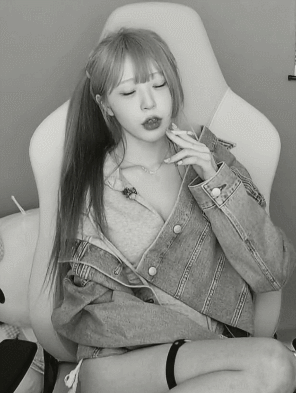 흑백 담배 피는 모습이 올드한 은꼴
