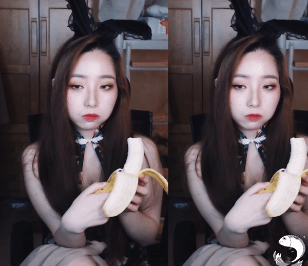 바나나를 야릇하게 먹는 여캠