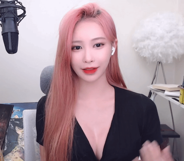 살짝 보이는 슴골이 꼴린다