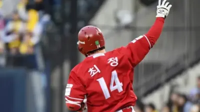 최정, KBO 사상 첫 500홈런 눈앞… “화요일엔 무조건 친다!”