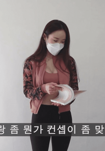 집에서 홈트하는 처자.gif