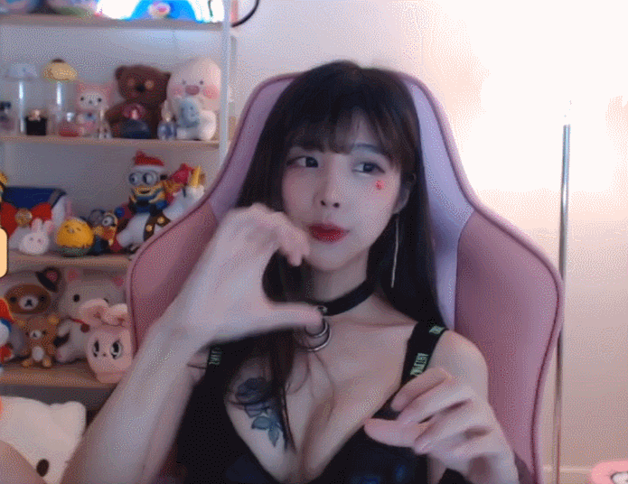 가슴에 타투좀 했다고 업소녀 취급...
