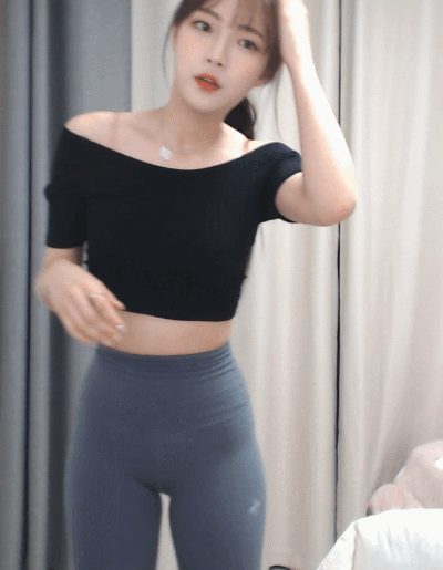꽉 끼는 레깅스 입고... 하체 운동하는 ㅊㅈ