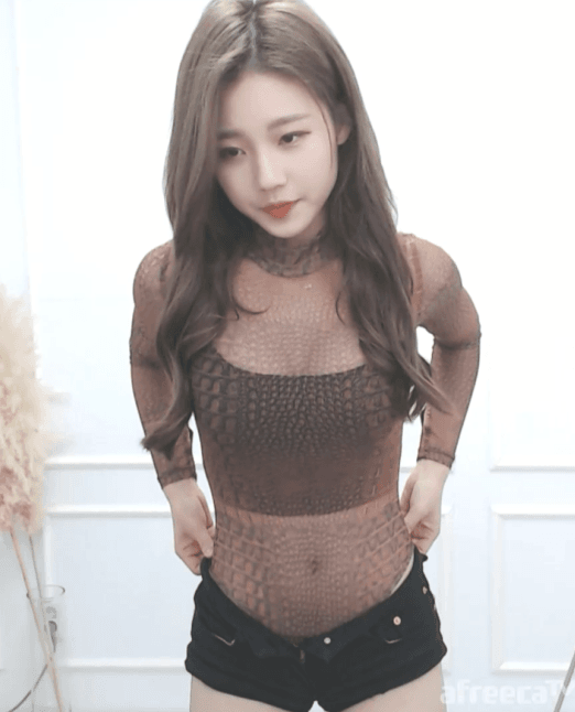 뒤태를 보여주는 BJ 사라