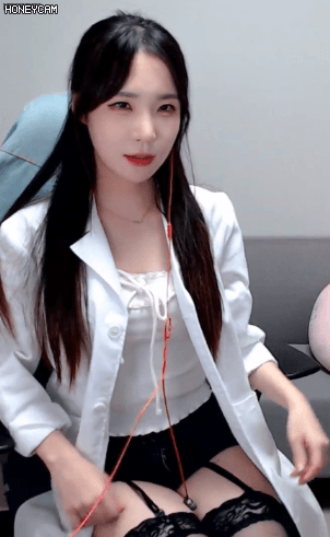 가터벨트 입고 어필하는 스트리머