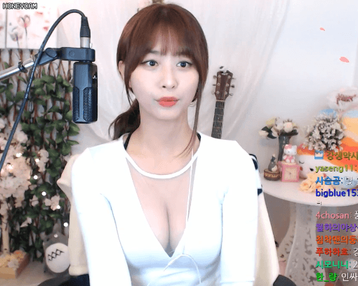 얼굴보다 가슴에 더 눈이간다...gif