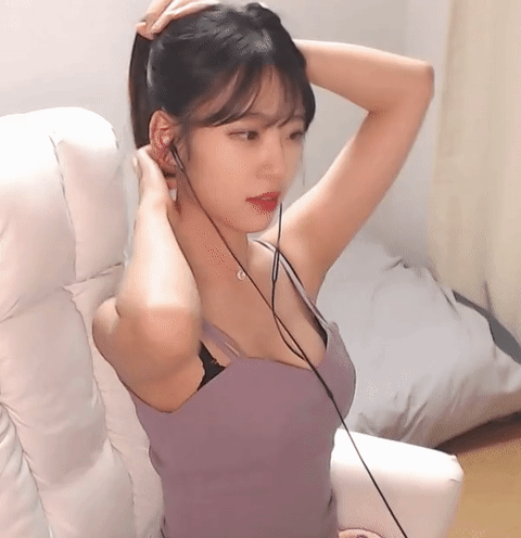 머리 묶는 여캠 누나들.gif