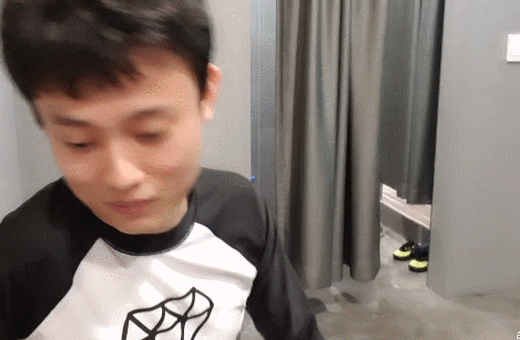 너무 노골적으로 가슴골 어필하는 누나...