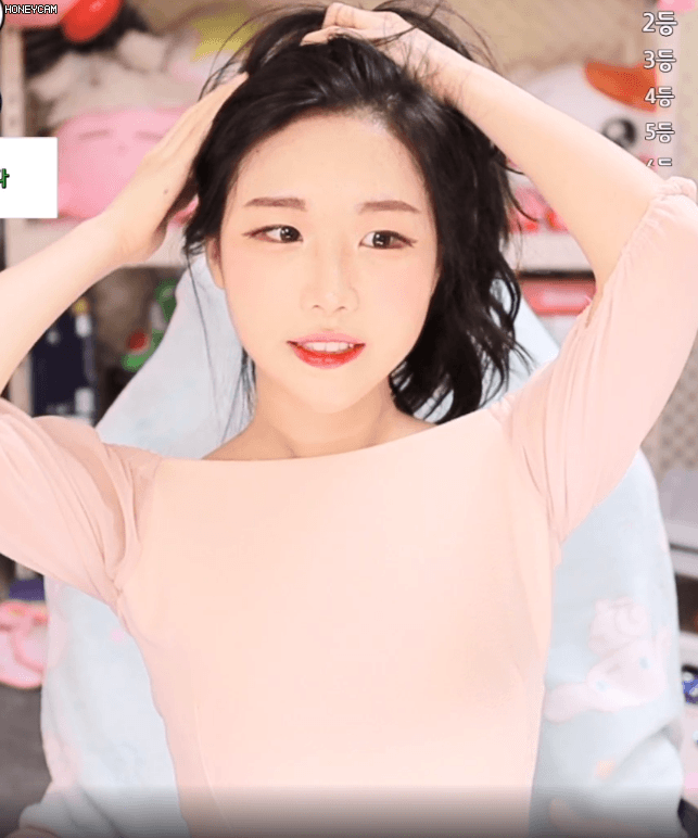 머리묶는 에디린.gif