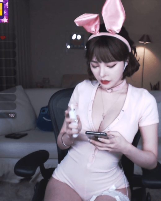 핑크 토끼녀.gif