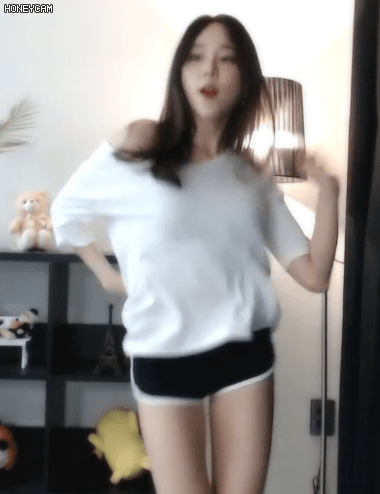 흰티 + 돌핀팬츠.gif