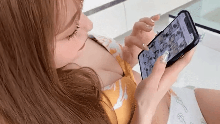 자기 사진보는 오구라 유나 gif