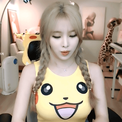 이설 전성기 시절 피카츄 복장.gif