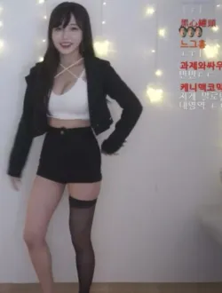 수련수련 한쪽만 검스 신은거 뭔데