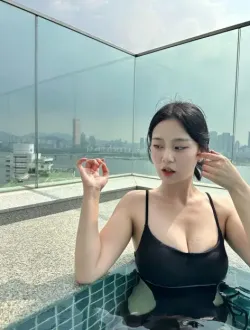 얼굴이 참 또렷하게 예쁘게 생겼다