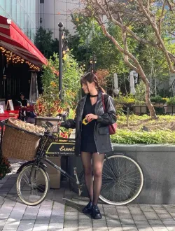 검정 스타킹 치마 입은 여자 자전거 타기