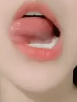 혀가 너무 섹시한 은꼴 여성