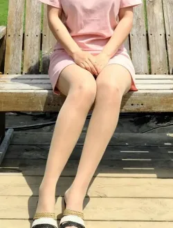 분홍색 원피스 입은 여자 섹시 각선미